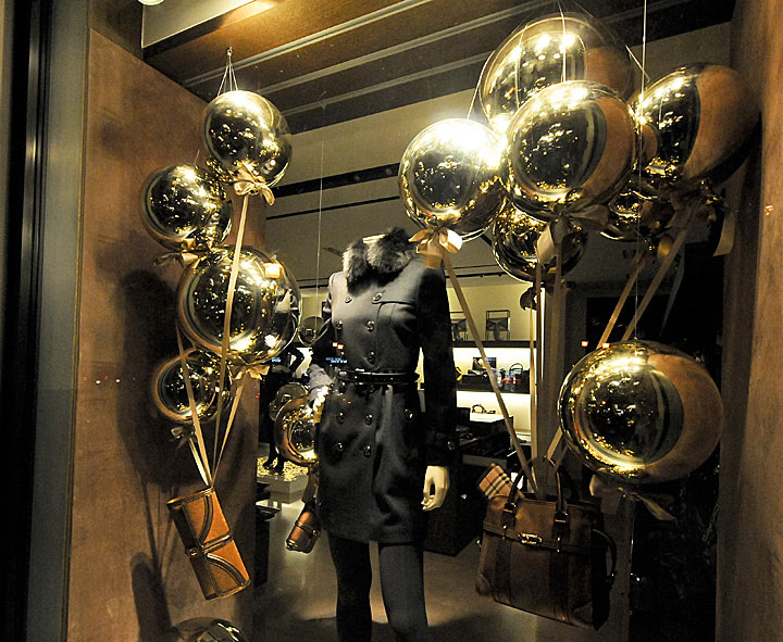burberry-christmas-windows-2012-budapest-04.jpg